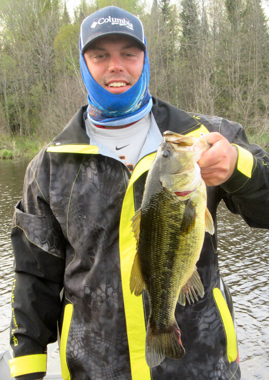 038-BlueHeron-17-Ryan4lb-5oz-NoFishBayLargemouth-1a.jpg