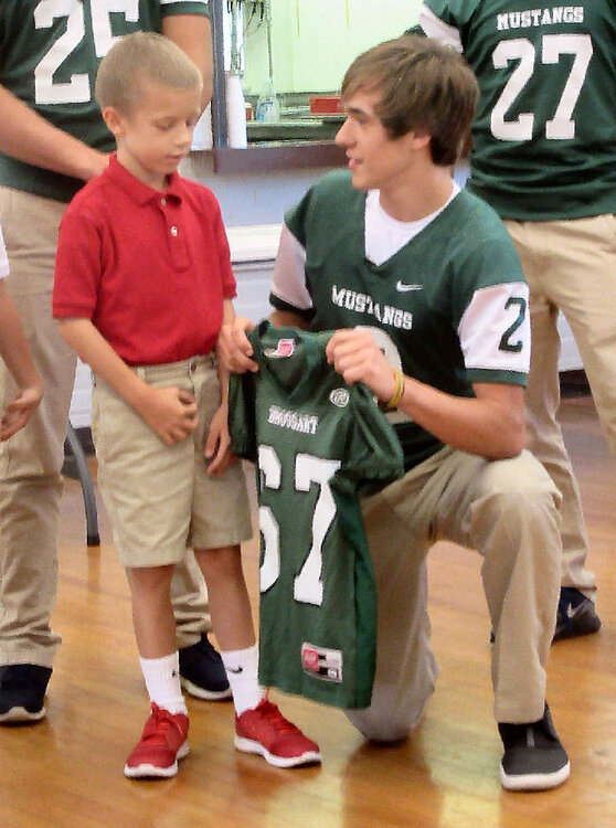 Ftbl-15-V-Nichlas-WinForWesJerseyPresentation-BGP.jpg