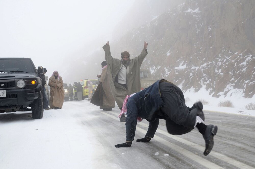 People-play-with-snow-after-a-heavy-snowstorm-in-the-desert-near-Tabuk-1500-km-932-miles-from-Ri.jpg