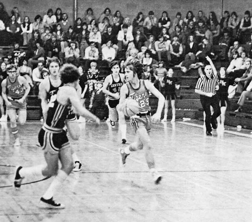 786732516_Yearbook_full_record_image(41).thumb.jpg.82b01a14e51a70141c2edfdd8bdaf044.jpg